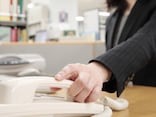 職場の電話が「また鳴った」「出るのが怖い……」20～30代の7割超が固定電話を嫌うワケ