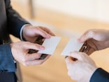 「どうぞどうぞ」「いえいえ」譲り合い合戦でコントのよう…名刺を下から出すマナー、正直必要ですか？