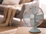 「扇風機をつけっぱなしで寝ると死ぬ」って本当？ 医師が考える「夏の突然死」の原因