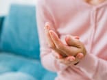 Q. 爪にくっきりとした黒い線ができ、不安です。爪のがんでしょうか？