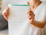 LINEで父の愚痴を延々。しかも近所に越してきて……。33歳娘を悩ます「熟年離婚した母」