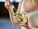 ヘルシーなサラダが“隠れハイカロリー食”に!? 太りやすくなる「NGサラダトッピング」5選