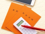 現在64歳で遺族年金を受給しています。国民年金額が増えると、遺族年金も増えるのでしょうか？