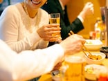 「もう地獄！」7時、12時、6時に食卓に陣取る定年夫。“家に帰りたくない妻”の「口実」とは