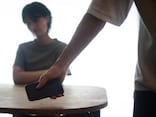 サレ妻たちが感じた“違和感”とは!? 浮気中の夫に必ず現れる「3つのサイン」と対処法