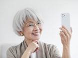 老後の孤独はスマホで変わる？「やることがない」を埋める、お金をかけない「つながり作り」