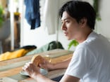 奨学金残り160万円「出費が重なる月の食事は全てパン」27歳男性・月1万5000円の返済生活