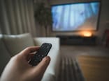 「大スクリーンで最高の体験」超短焦点プロジェクターで自宅を映画館に。42歳男性の買ってよかったもの