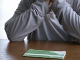 失業給付16万円「長女への仕送りと学費に15万円。下の子は不登校」52歳女性の住民税非課税生活