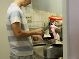 「結局実家のほうがよかったのかも」外食の誘惑に耐えながら“自炊”を続ける…25歳男性の節約事情