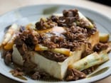 豆腐まるごと肉豆腐レシピ……甘辛味の肉をからめる！