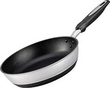  北陸アルミ フライパン 26cm アルミ IH対応 日本製 全面均一加熱 時短フライパン 丈夫 frying pan made in japan アルミ鋳物製 キャスト 熱変形に強い 木柄 木ハンドル 金属ヘラ使用 累計販売数100万枚 テフロン加工 ハイグレードコーティング 耐久性 焦げ付きにくい ジャパンクオリティ PFOAフリー IHハイキャスト プレミアム A-2664