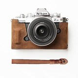  NIKON Zfc Z FC用 ボディーハーフケース ボディケース バッテリーの交換でき 三脚ネジ穴付きカメラケース (B-ダークブラウン)