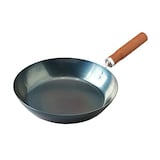  【川端滝三郎商店】 鉄フライパン 28cm IH対応 日本製 鉄 PFOS PFOA フリー 無塗装 シーズニング不要 油慣らし不要 使いやすい 長持ち 木柄 ガス火 鉄鍋 片手鍋 鉄分補給 お手入れ簡単 キッチン用品 調理道具 アウトドア