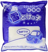  まくだけで雪や氷をとかす融雪剤 雪とけっ子