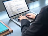 「形式的すぎて白々しい」「用件のみ早く読みたい」メールの“お世話になっております”って正直必要？