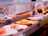 32歳男性「2500円のお食事券で母とお寿司を食べに行けて幸せ」親子でうれしい株主優待