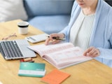 シニア女性のお金のリアル。節約疲れの一方で年金に安心感？投資も積極的
