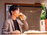 44歳男性「3000円の食事券が年2回。居酒屋、寿司屋、カフェで使える」配当もうれしい株主優待