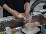 “水を使い過ぎる夫”に娘が「ムダ」を指摘したら……。逆ギレした夫の「幼稚すぎる行動」に呆然