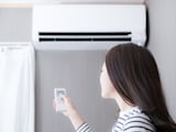 梅雨のエアコン「除湿（ドライ）モード」と「冷房モード」、どっちが正解？ 電気代がお得になるのは？