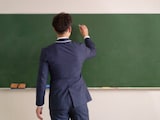 学術研究、専門・技術サービス業、教育業、学習支援業の「平均年収」はいくら？ 年代別の推移を紹介