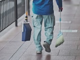 年金は月6万円「アルバイトで清掃の仕事。体力的にもさほどつらくはない」65歳男性の年金以外の収入