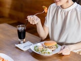 「配当金でごほうび外食。含み損からも解放された」47歳女性がNISAで3年保有する高配当銘柄