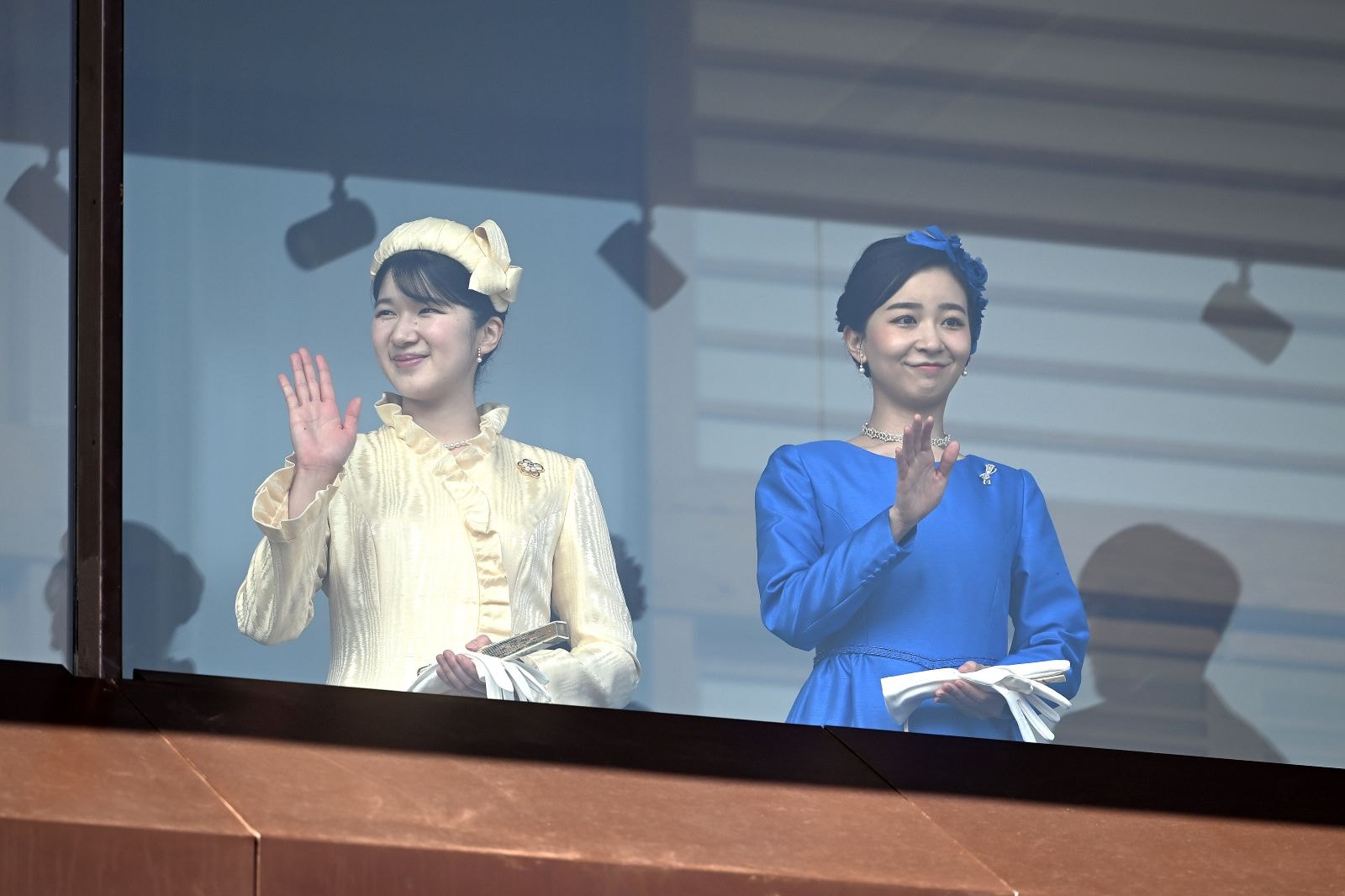 【天皇誕生日一般参賀】並んで手を振られる愛子さまと佳子さま