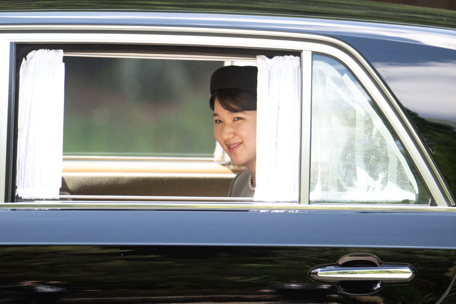 武蔵陵墓地を参拝される敬宮愛子さま（画像出典：ロイター/アフロ）