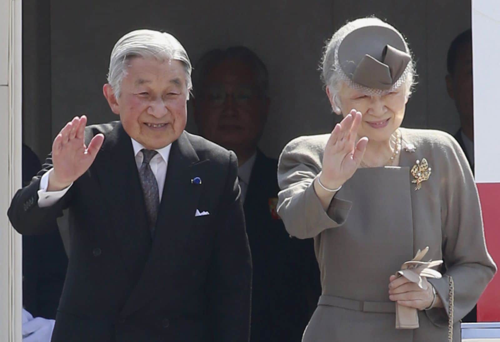 激戦地フィリピンでの慰霊を終え、安堵の表情を見せられる上皇ご夫妻（画像出典：ロイター/アフロ）