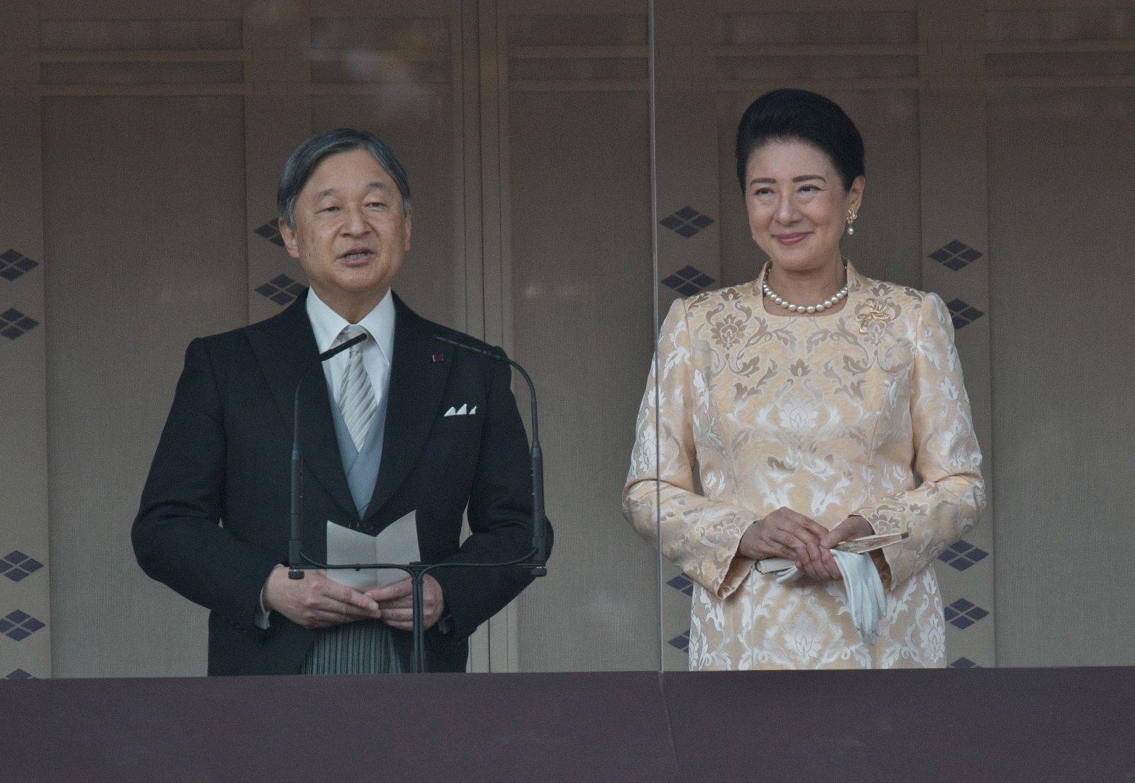 国民からの温かい祝意に穏やかな笑顔で応えられる天皇陛下と皇后雅子さま