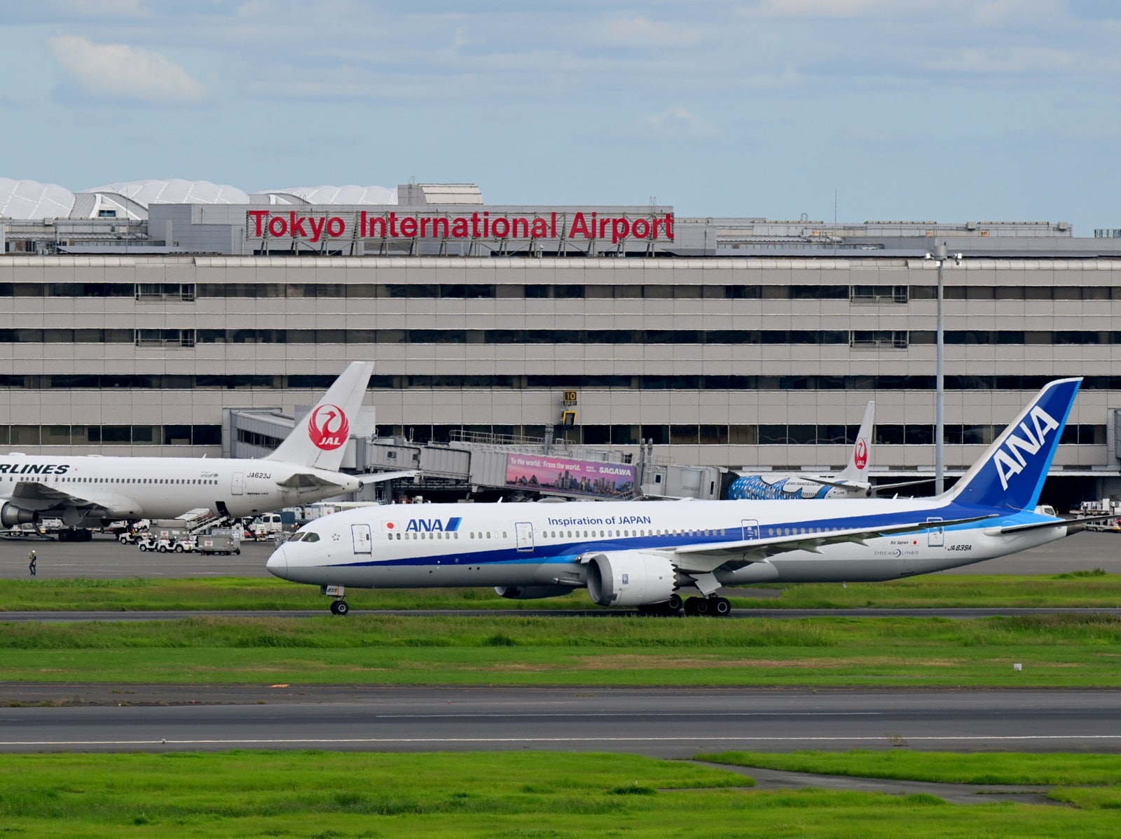 ANAやJALでは貯まったマイルで航空券に交換できるが、燃油サーチャージなどは別途支払いが必要