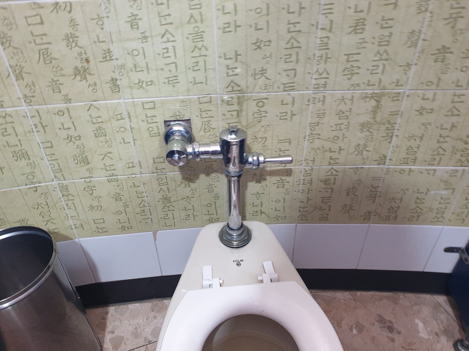 トイレの壁タイルに韓国らしさを取り入れている例