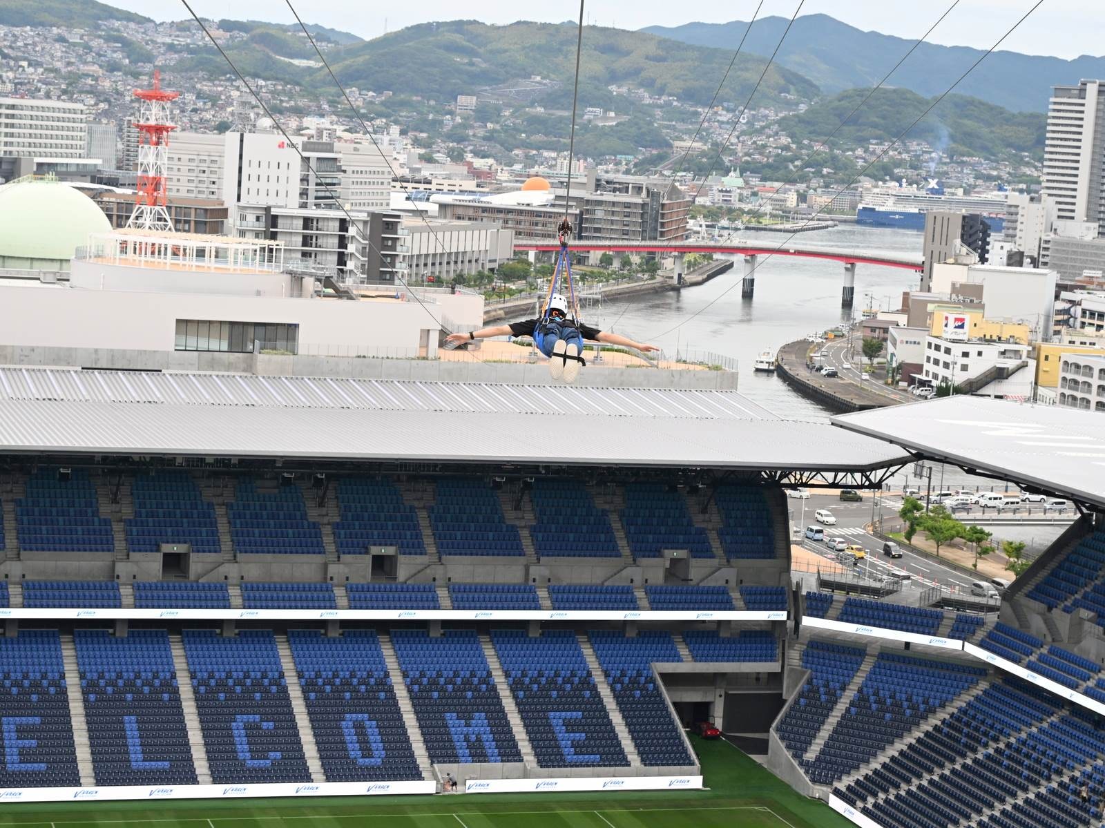 スタジアムの上を滑空するジップラインはスリル満点（撮影：シカマアキ）