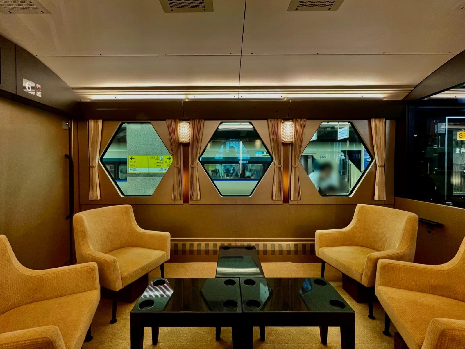 浅草駅に停車中のスペーシアＸのコンパートメント（個室）のインテリア。固定されたソファとローテーブルで構成されている