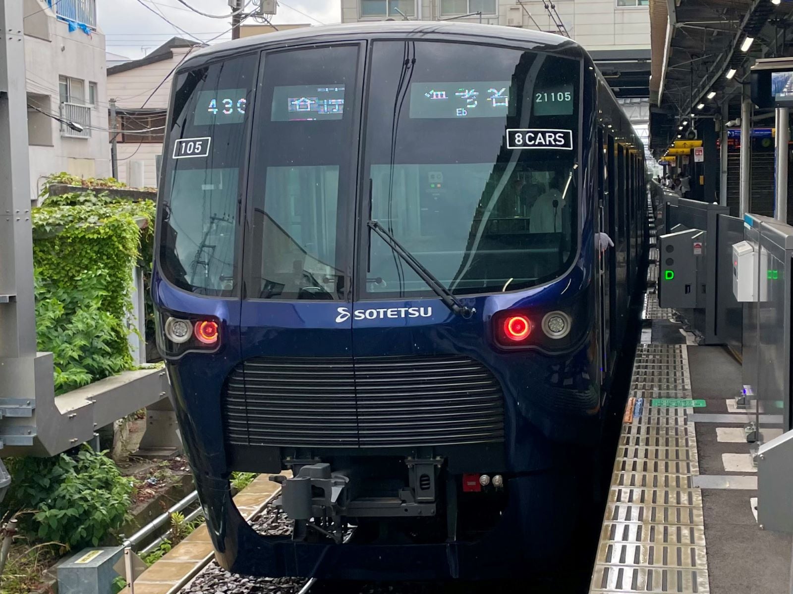 「YOKOHAMA NAVYBLUE」塗装の新型第1号となった2018年デビューの相鉄・20000系。12000系と違い先頭に地下鉄運用時用の貫通扉があるのが特徴