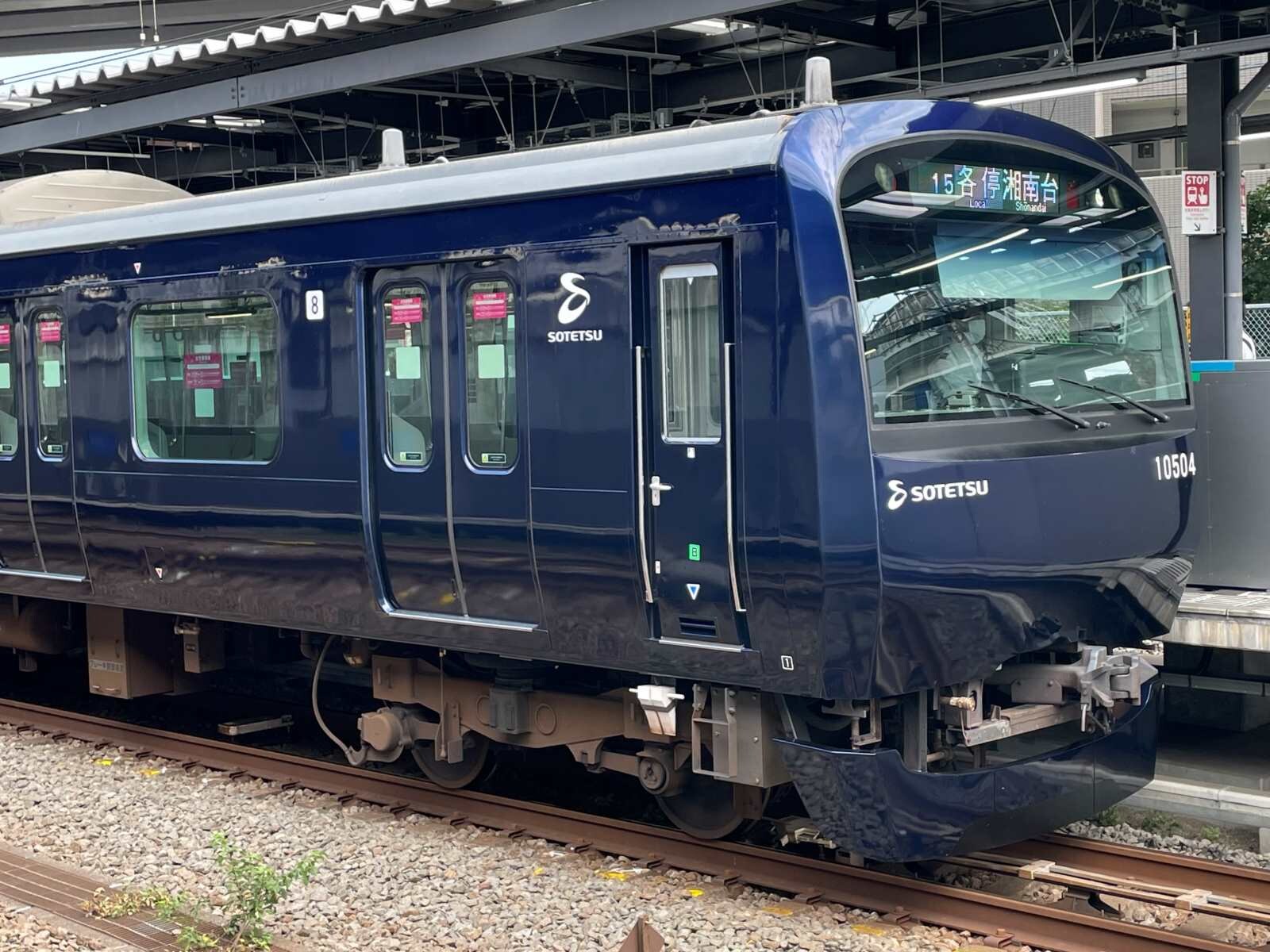 「YOKOHAMA NAVYBLUE」塗装の新型第1号となった2018年デビューの相鉄・20000系。12000系と違い先頭に地下鉄運用時用の貫通扉があるのが特徴