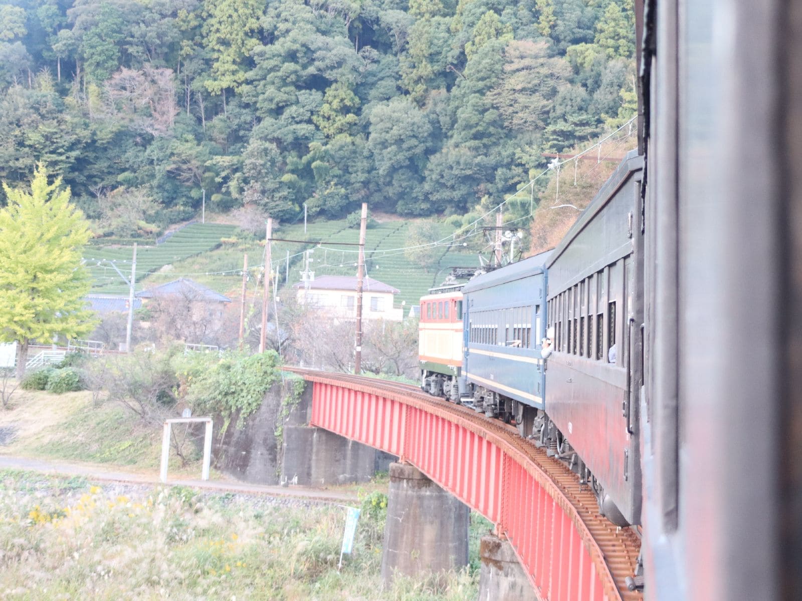 大井川を渡る客車列車