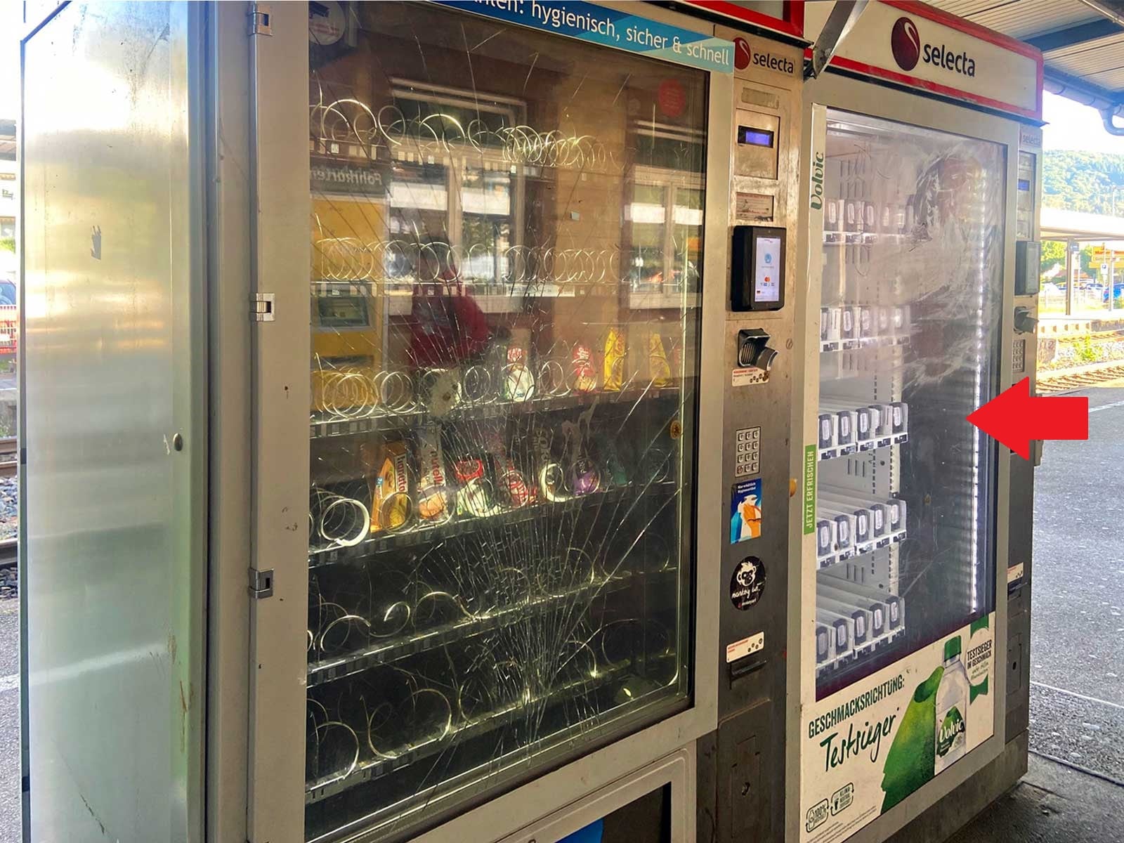 ドイツの鉄道駅にあるドリンク＆スナック自販機。窃盗目的か左側のガラスは砕かれ、商品の種類も少なめ。右の自販機に至っては空っぽ。（画像：筆者撮影）