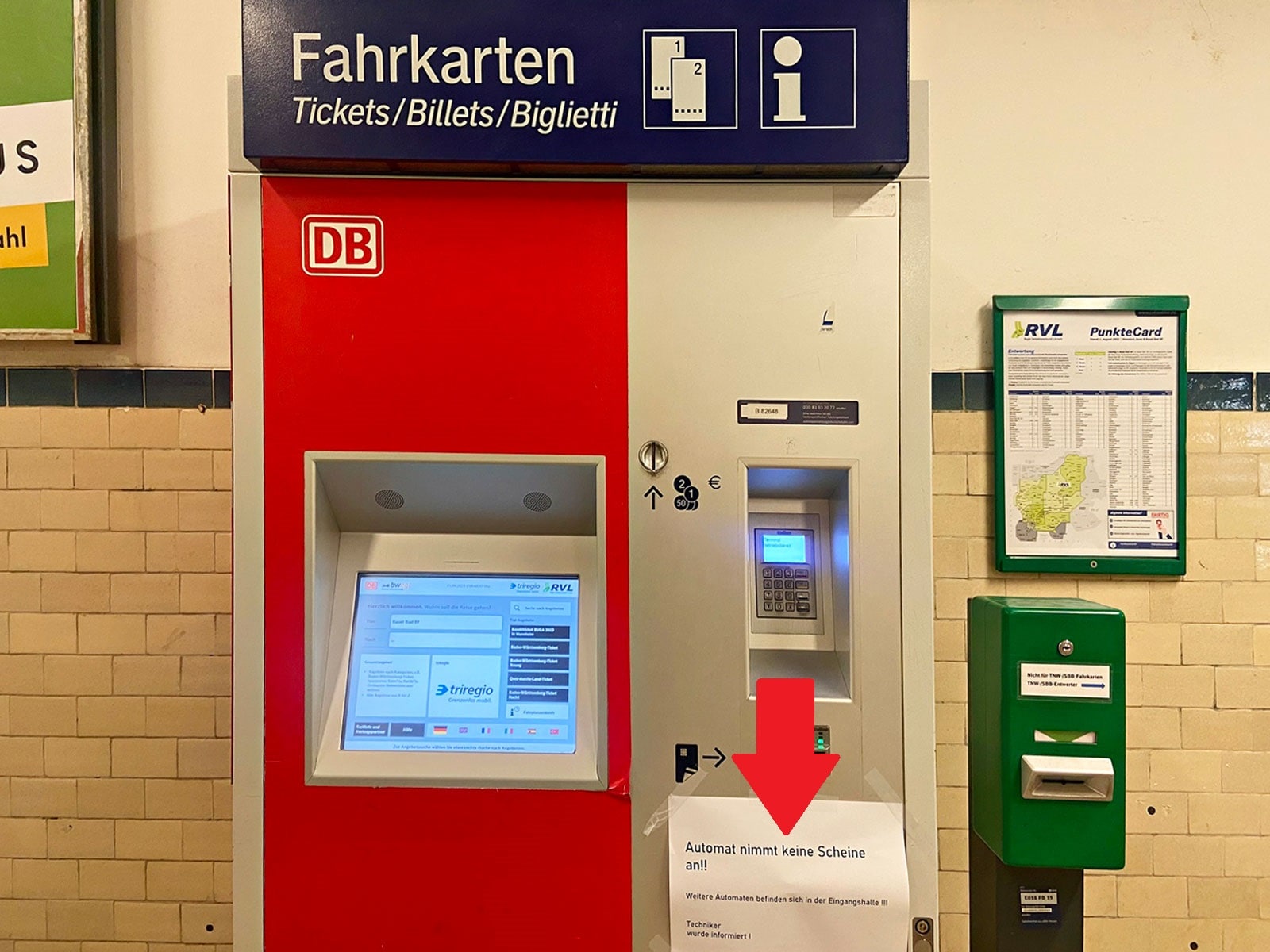 ドイツの駅ターミナルに設置された券売機。「紙幣は使えません。整備士には連絡済み」との貼り紙。紙幣を巡るトラブルが起こった模様ですが、ドイツ語が読めない外国人旅行者には故障が伝わりません。（画像：筆者撮影）