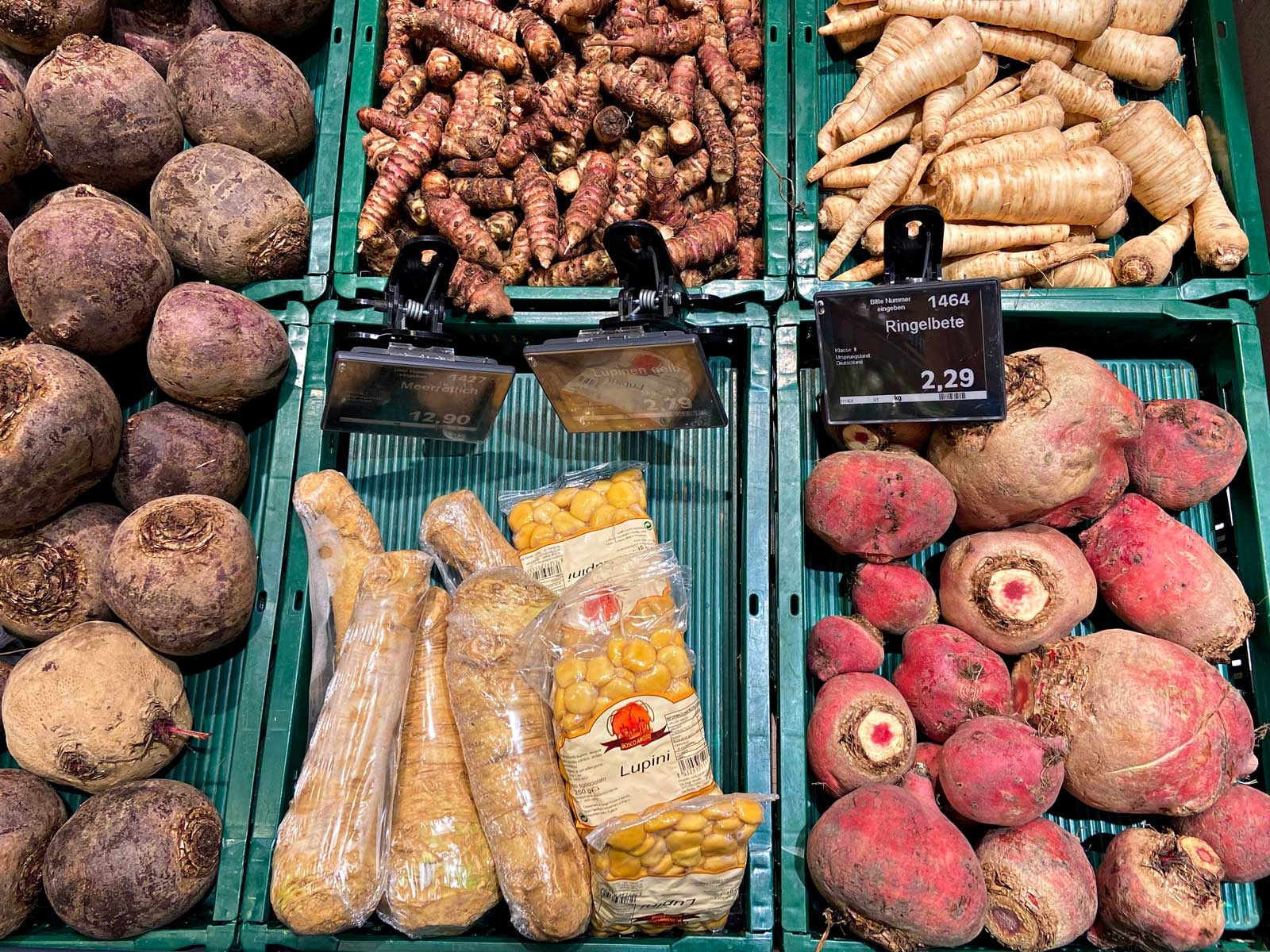 ヨーロッパのスーパーに並ぶ根菜類。日本であれば市場に出回らない裂け目の入った野菜も普通に並びます。（画像：筆者撮影）