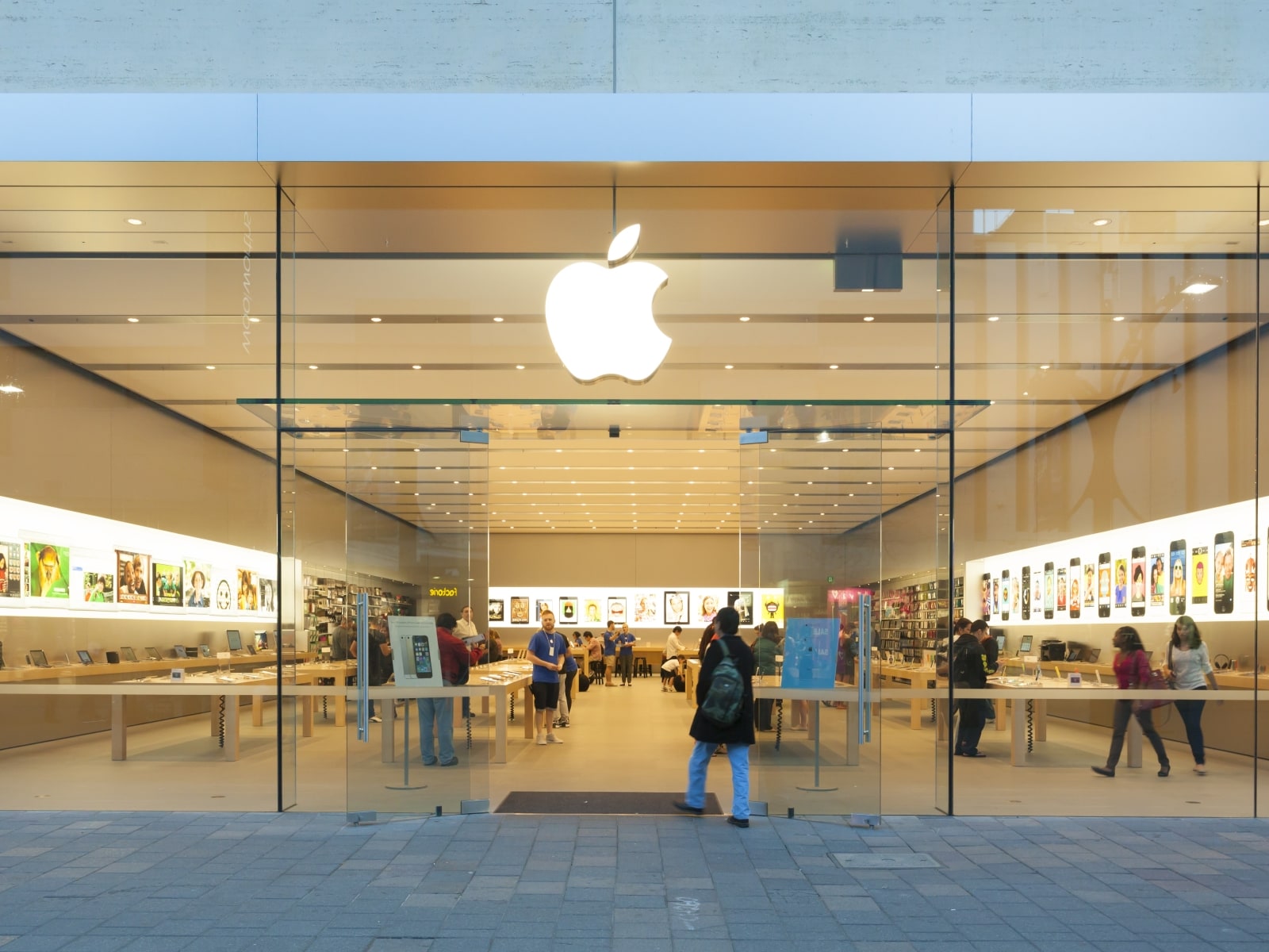 iPhoneをどこで買うか迷っています。Apple Store、キャリアショップ、Amazonなどどこで買うべきですか？