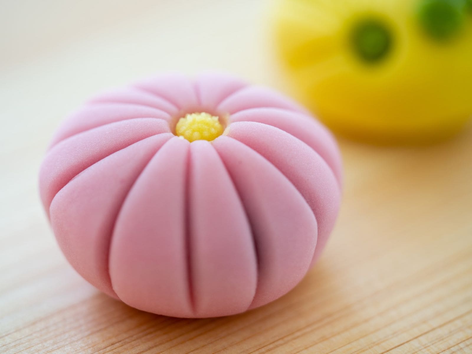 季節の移ろいを繊細な職人技で表現した「上生菓子」は、和スイーツの代表格
