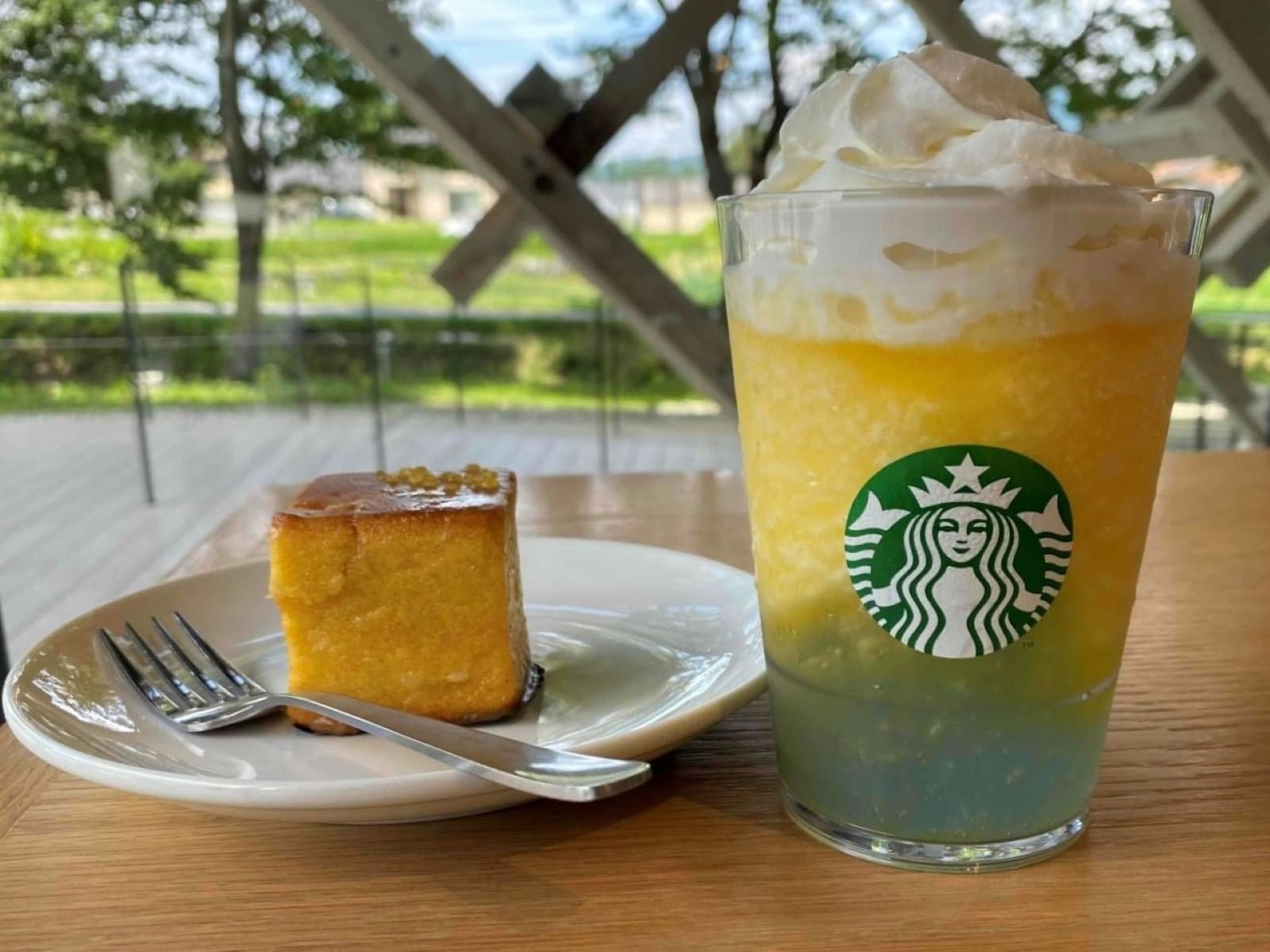 サイドメニューに選んだ「レモンキューブケーキ」で爽やかさUP！