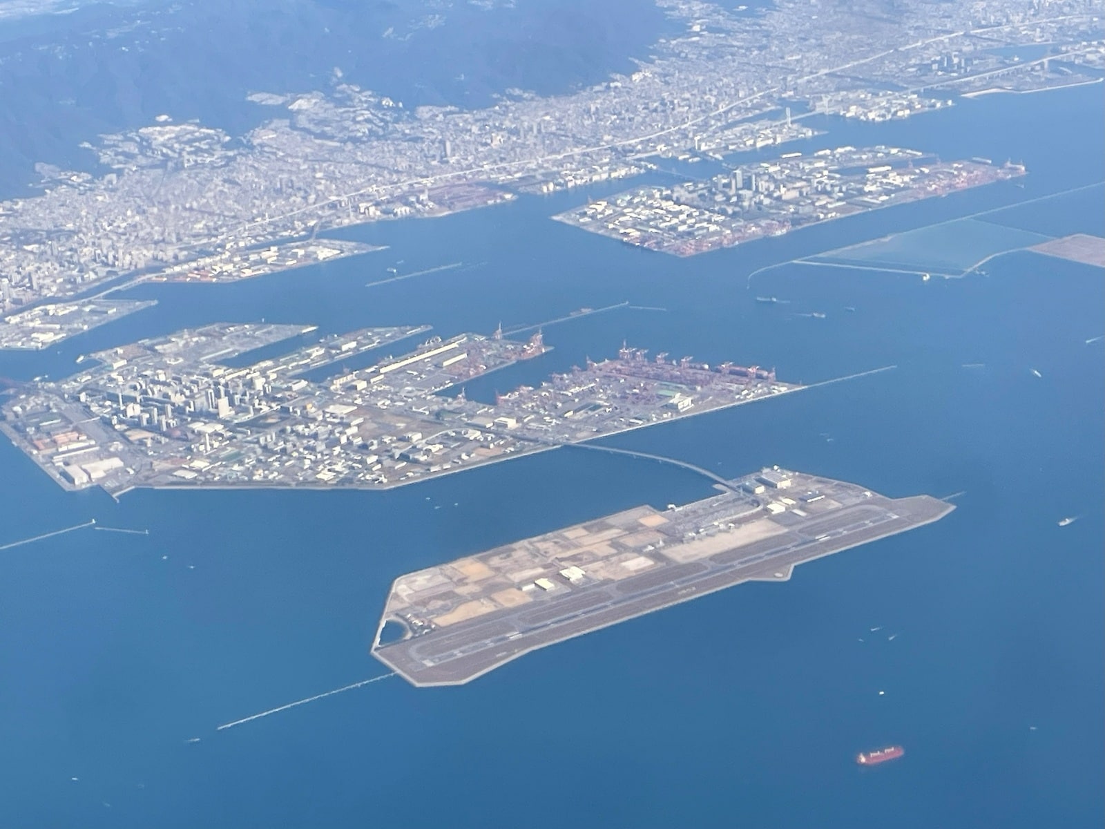 神戸空港。ポートアイランドの沖にある（筆者撮影）
