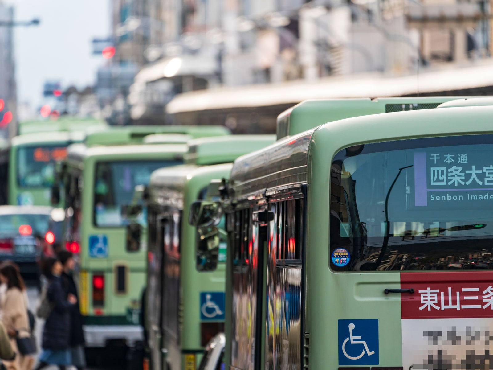 京都をはじめとする関西の人気観光地ではオーバーツーリズムが深刻化している