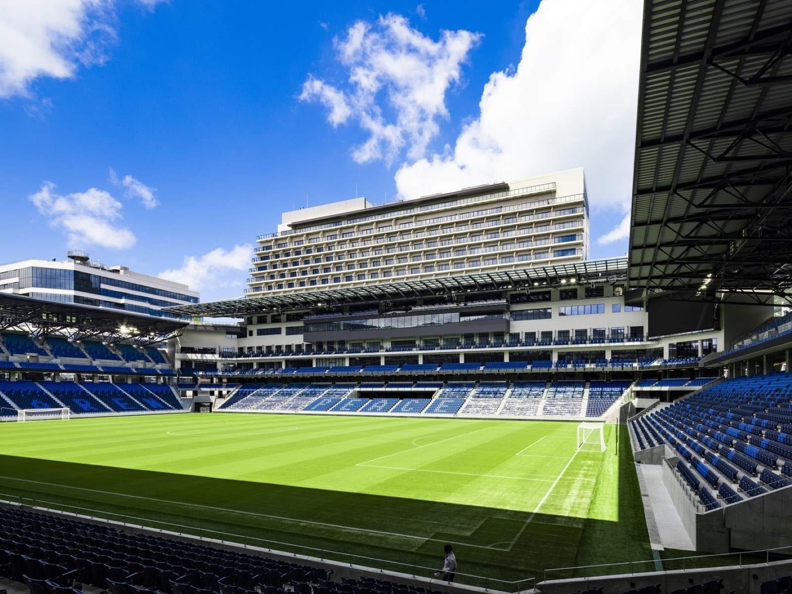 新しいサッカースタジアムと同時開業のホテル（画像提供：ジャパネットホールディングス）
