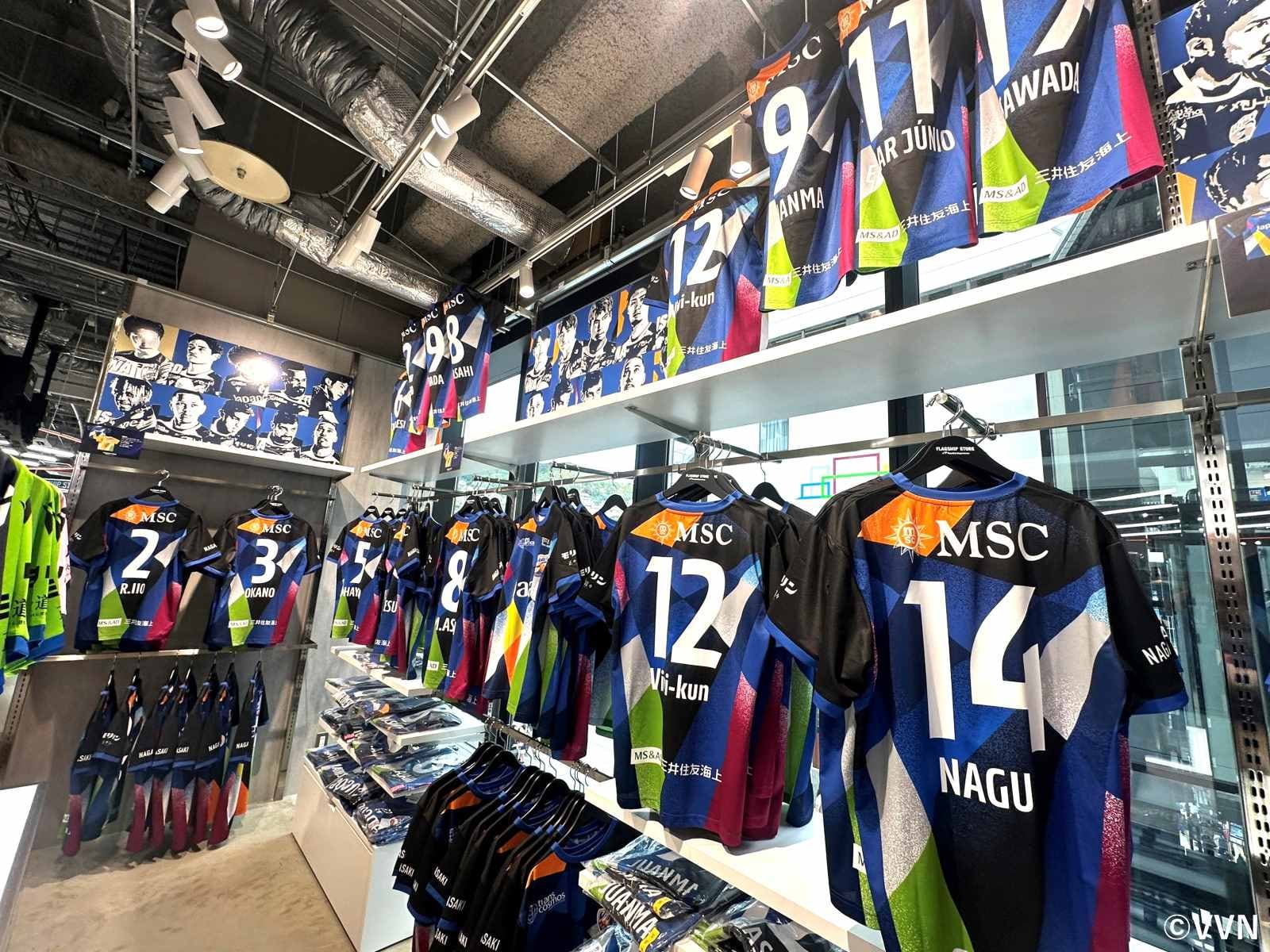 V・ファーレン長崎のオフィシャルグッズストア「FLAGSHIP STORE」（画像提供：V・ファーレン長崎）