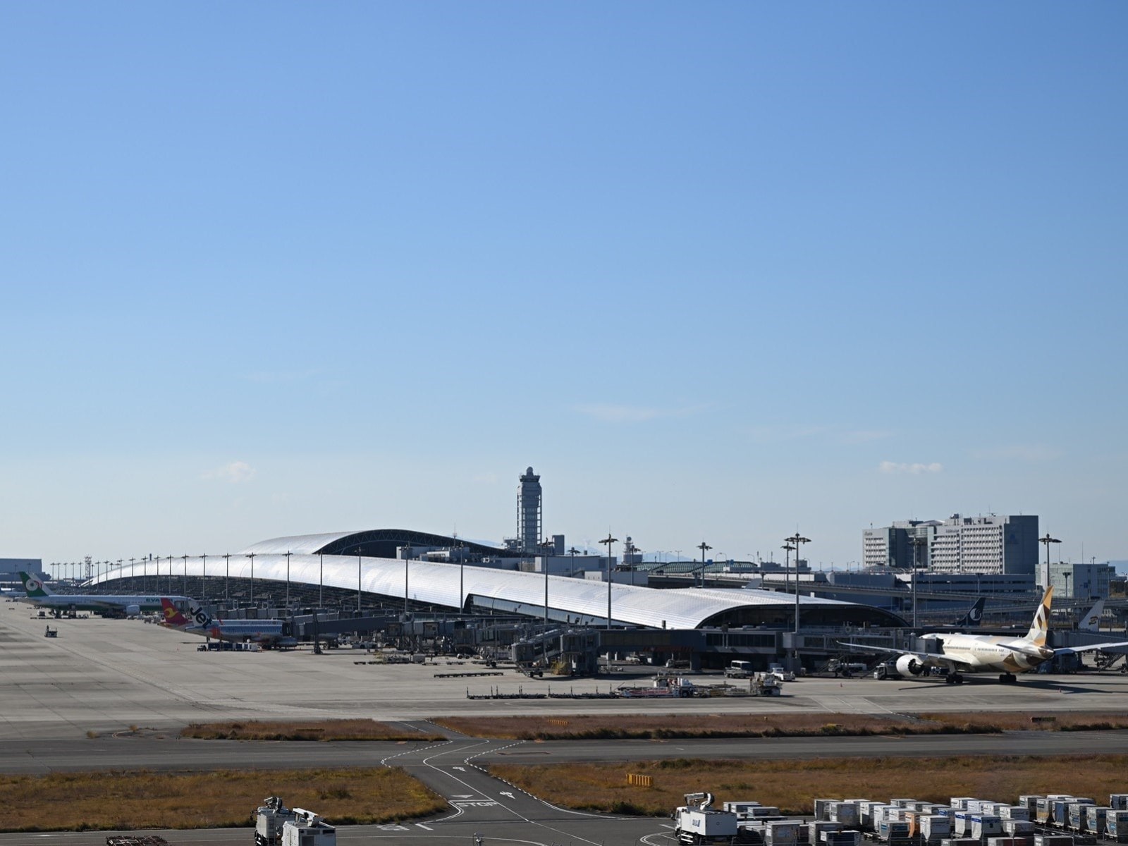 大阪・関西空港。短距離だけでなく中長距離の国際線でLCCの就航も多い